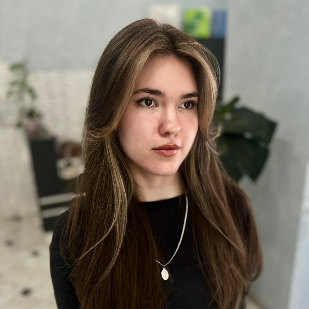 Контуринг ( с учетом порошка обесцвечивающего, красителя безамиачного , оксида) цена формируется от густоты и длины волос